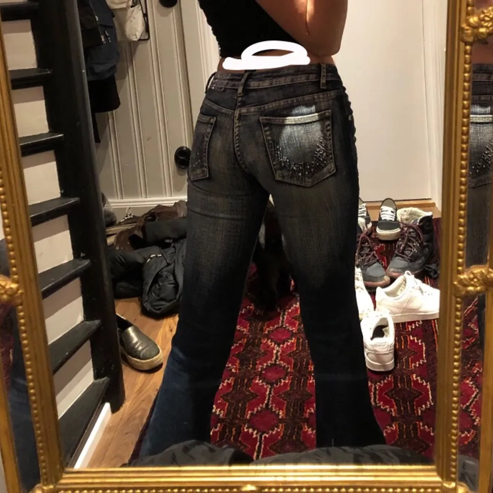 As snygga lågmidjade bootcut jeans med paljetter på fickorna och låren! Jätte bra passform. Storlek xs/s. Bud från 300kr. Budat är budat och går ej att ta tillbaks. Screenar varje bud så överbjudande får bevis på att buden är äkta!🎄 . Jeans & Byxor.