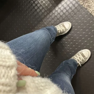 Raka lågmidjade jeans  - Super snygga raka lågmidaje jeans som tyvär är för små för mig. Jag brukar ha S-M i byxor och är 162 cm lång. Skulle säga att de motsvarar en 32 i storlek 