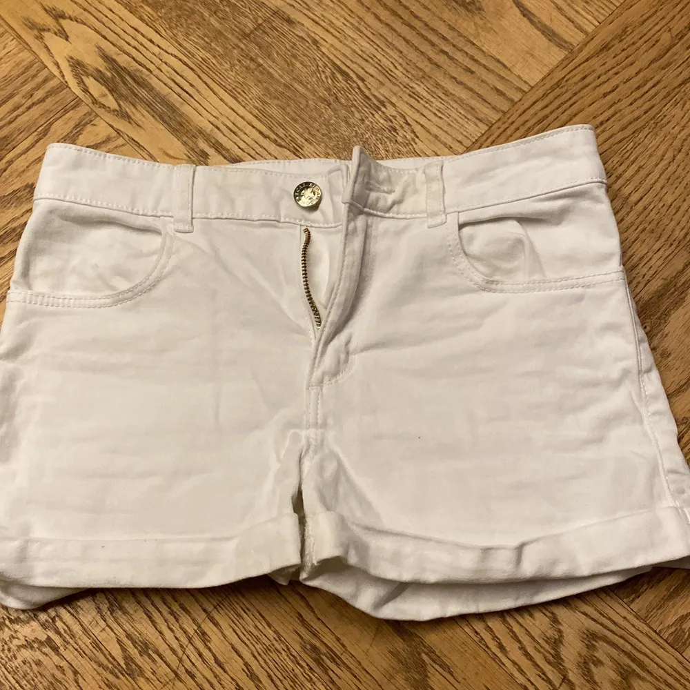 Snygga vita jeans shorts! Storlek 146. Köpt för ca 99kr men säljer för ungefär 40kr. De går inte att ändra i storleken! BUDA!!!!!!!!. Shorts.