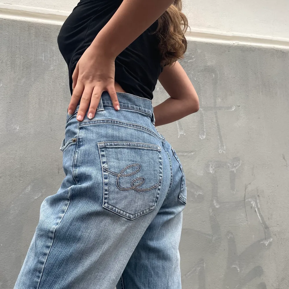 Coola lågmidjade jeans, straight leg, pösiga!!😍💙 storlek midja: 95 cm Innerbenslängd: 85 cm . Modellen på bilden är cirka 170 cm, de är najs och långa!!!. Jeans & Byxor.