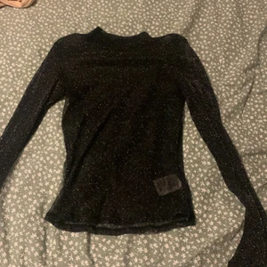Glitring top ifrån gina tricot - Hej! säljer denna finna genomskinliga glittriga top ifrån Gina, den är i fint skick och har inga hål. 