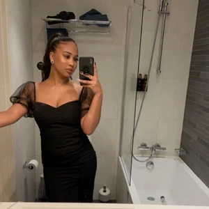 Svart boohoo klänning - Säljer denna fina klänning som enbart burits en gång! 