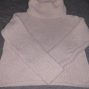 Tjock tröja  - Säljer min tjock tröja. För att jag använder inte den. Jätte varm och skönt tyg. Original pris:250kr ny pris:100kr. Använd få gånger