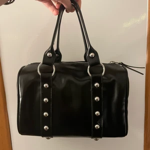 Väska från weekday! - Svarta väska med typ nitar på! Bra skick💕 25 cm bred och 18 cm hög