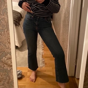 Blåa jeans - Från Gina, sparsamt använda. Lite croppade så snyggt till Uggs nu till vintern :)