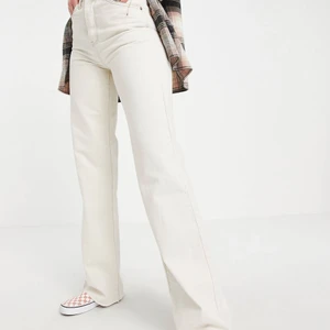 Gräddvita Jeans - Helt oanvända jeans från Asos. Långa i benen, sitter bra på mig som är 180. Dom är gräddvita men har en mer beige ton i verkligheten🥰