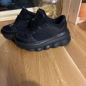 Truffle Sneakers  - fetaste skorna! Storlek 39 och använd fåtal gånger pga inte min stil. Köptes 2019, så finns inte att köpa nu. Nypris runt 500kr. Möts helst upp, annars betalar köpare frakt. 