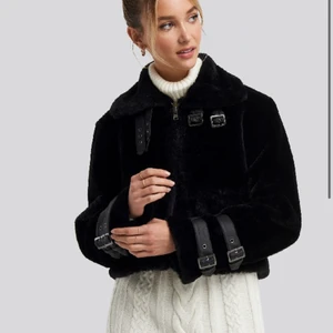  jacka  - En fluffig snygg jacka från nakd köptes och är använd nån gång. Är i superfint skick och skickar gärna fler bilder. Nypris 999kr men mitt pris 399kr. Storlek 34. 