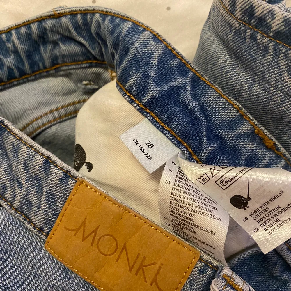 jeans från monki. aldrig använda. storlek 28  . Jeans & Byxor.