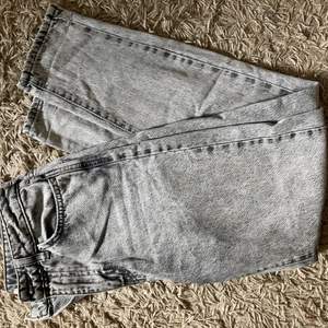 Ett par gråa jeans från ginatricot i storlek 34 💛köparen står för frakten💛 sitter ganska tajt