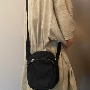 Svart cross body bag  - Svart cross body bag från weekday. Justerbart band. Bredd 18 cm, höjd 20 cm. Bara att höra av sig vid frågor och funderingar!🥰