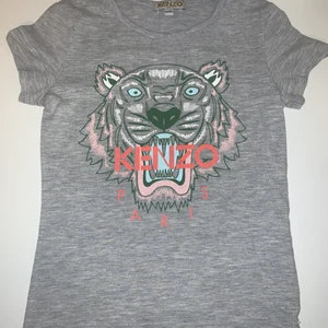 Kenzo barn T-shirt  - Liten i storleken kanske 3år beroende på hur stor barnet är. Använd av 1 barn o väldigt lite använd. Perfekt julklapp