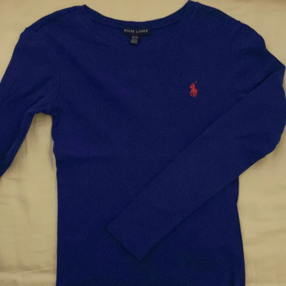 Säljer en blå Ralph lauren tröja i fint skick. Använd ex antal gånger… trivs ej i färgen. . Toppar.