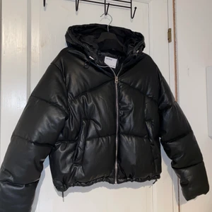 Bershka kort vinterjacka med luva  - Vinterjacka från bershka med luva. Storlek S