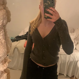 Kashmir kofta - Säljer nu en kofta i 100% Kashmir från Zara men köpt på Sellpy. Strlk M. Går att använda på olika sätt berodde på hur man vill att den ska sitta, knäppt som oknäppt, lång som kort. Hör av dig om du har några frågor💓 frakt tillkommer 