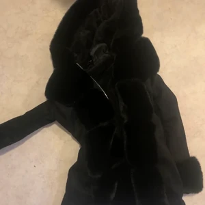 Päls Vinterjacka  - Köpt för 1200 på Miinto från Chelsea. Endast testad och inte använd. Storlek L men liten i storleken så mer som en M. Möts i Kristianstad eller skickas via postnord ✨