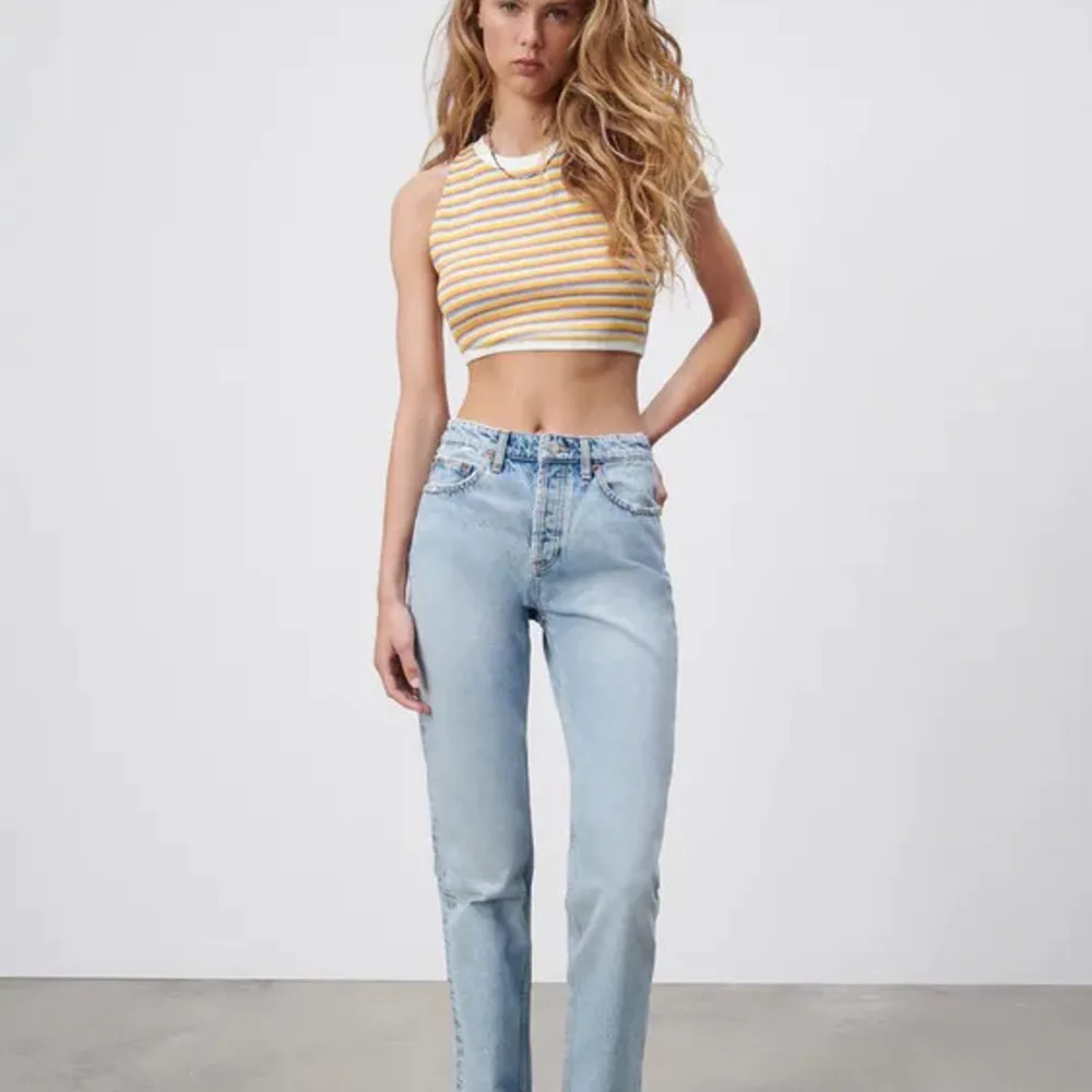 Zara straight jeans i Tvättad blå färg, jättebra skick har bara använt 1 gång 💕 tyvärr lite för små för mig men skitnsygga annars . Jeans & Byxor.