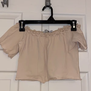 Crop top - En kort kräm färgad croptop
