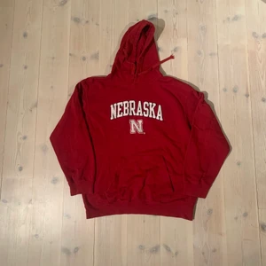 Vintage Nebraska hoodie - Vintage hoodie från tidigt 2000 tal möjligtvis 90 tal!, skick 8/10 lite nopprig men väldigt bra skick i övrigt!, ingen storleks lapp men sitter som en L eller boxy M!