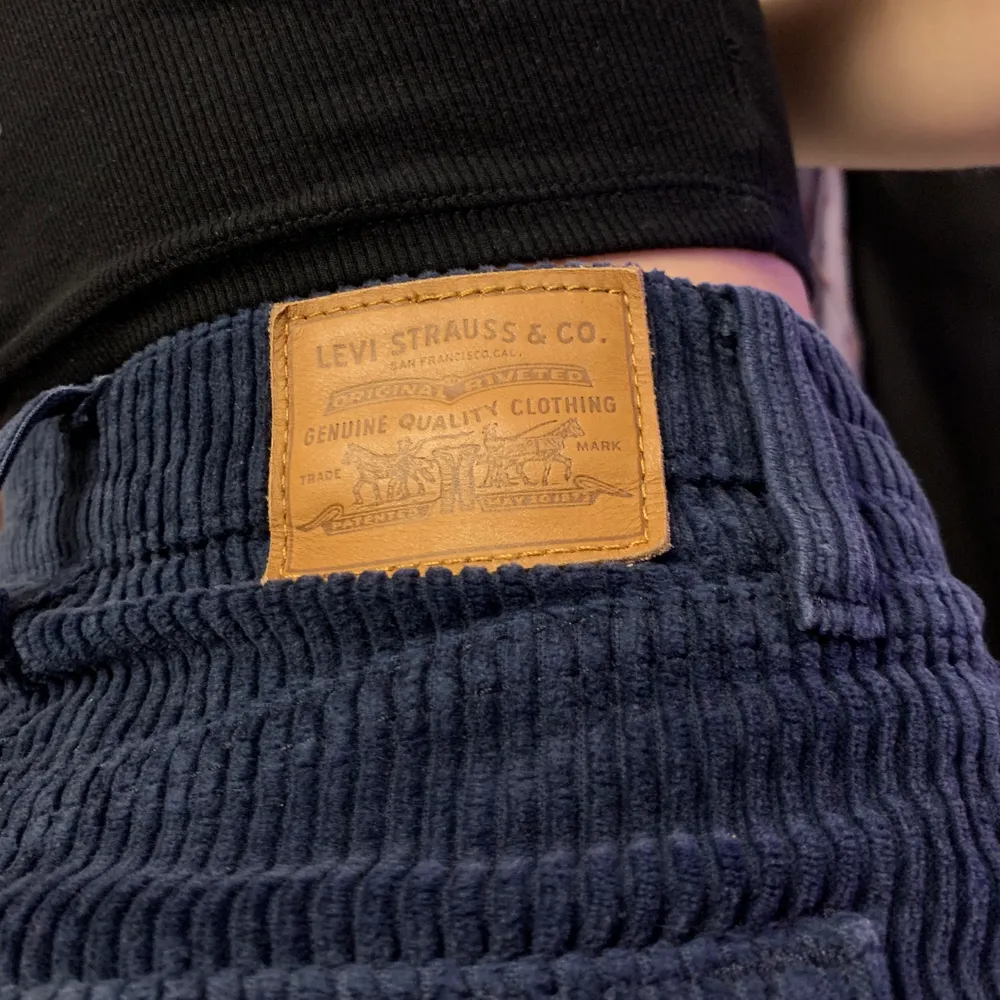EFTERTRAKTADE Levis jeans i modellen ribcage wideleg! Jeansen är i Manchester och är väldigt långa. Har använts väldigt få gånger så ser nästan nya ut. Jeansen är i storlek 24 men skulle säga att de även passar storlek 25. Frakt tillkommer!. Jeans & Byxor.