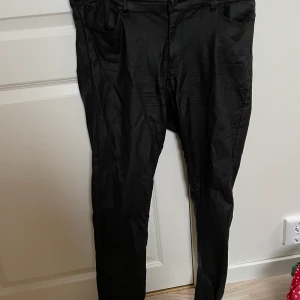 Skinnbyxor - Använda ett par gånger, stretchiga. De blir raka & fina när man sätter på sig dom