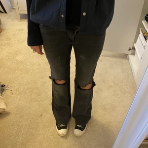 Jeans - Bootcut jeans från Hunkydory, mörkgrå, i storlek 26, mkt stretchiga. Nypris 1895