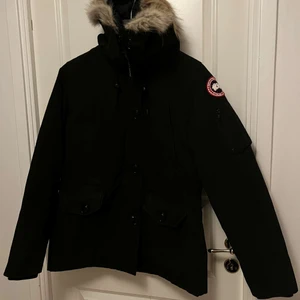 Vinterjacka- Canada Goose - Säljer min andra vinterjacka använd 1 säsong år 2015! En varm jacka som är modern och väldigt bekväm! Storlek L passar M och L. Stannar vid höfterna. Rymliga fickor. Pris kan diskuteras! Bilder skickas vid efterfrågan. 
