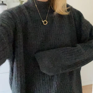 Grå stickad tröja - Säljer min grå stickade tröja från H&M💕💕 nästan aldrig använd 💓