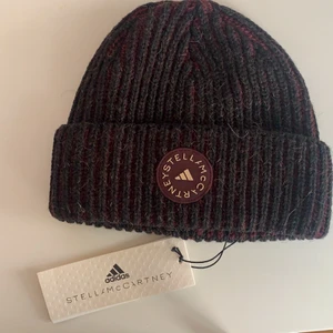 adidas by Stella McCartney mössa - Black/Maroon beanie * adidas by Stella McCartney logo * 70% Polyacrylonitrile, 10% Cotton, 10% Recycled Polyester, 10% Polyester