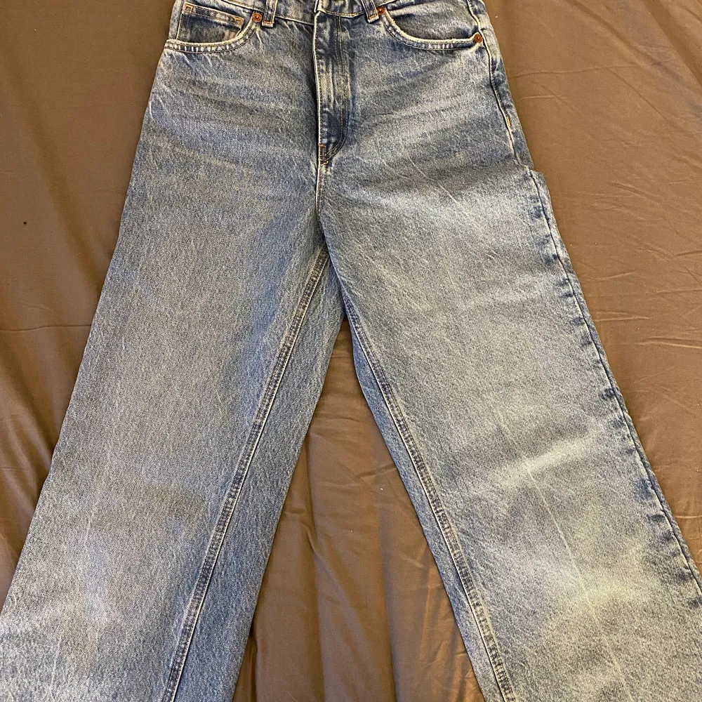 Det är ett par dina jeans från Zara använda en gång. Jag är 169 och dom är väldigt långa på mig. Säljer pågrund av att dom är för små i midjan för mig . Jeans & Byxor.