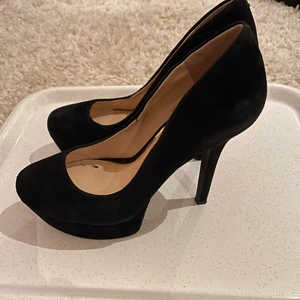 Jessica Simpson svarta mocka pumps stl38 - Jessica Simpson svarta mocka pumps stl38 nyskick, tillfälle för 399kr (kostade 1495kr)