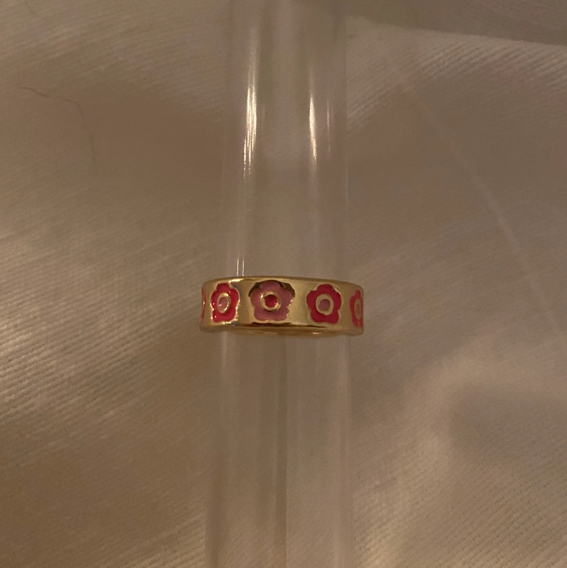 Guldring med rosa blommor🌸 