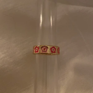 Guldring med rosa blommor🌸  - Guldring med rosa blommor🌸 Har 3 st kvar 🥰Köparen står för frakten🤍