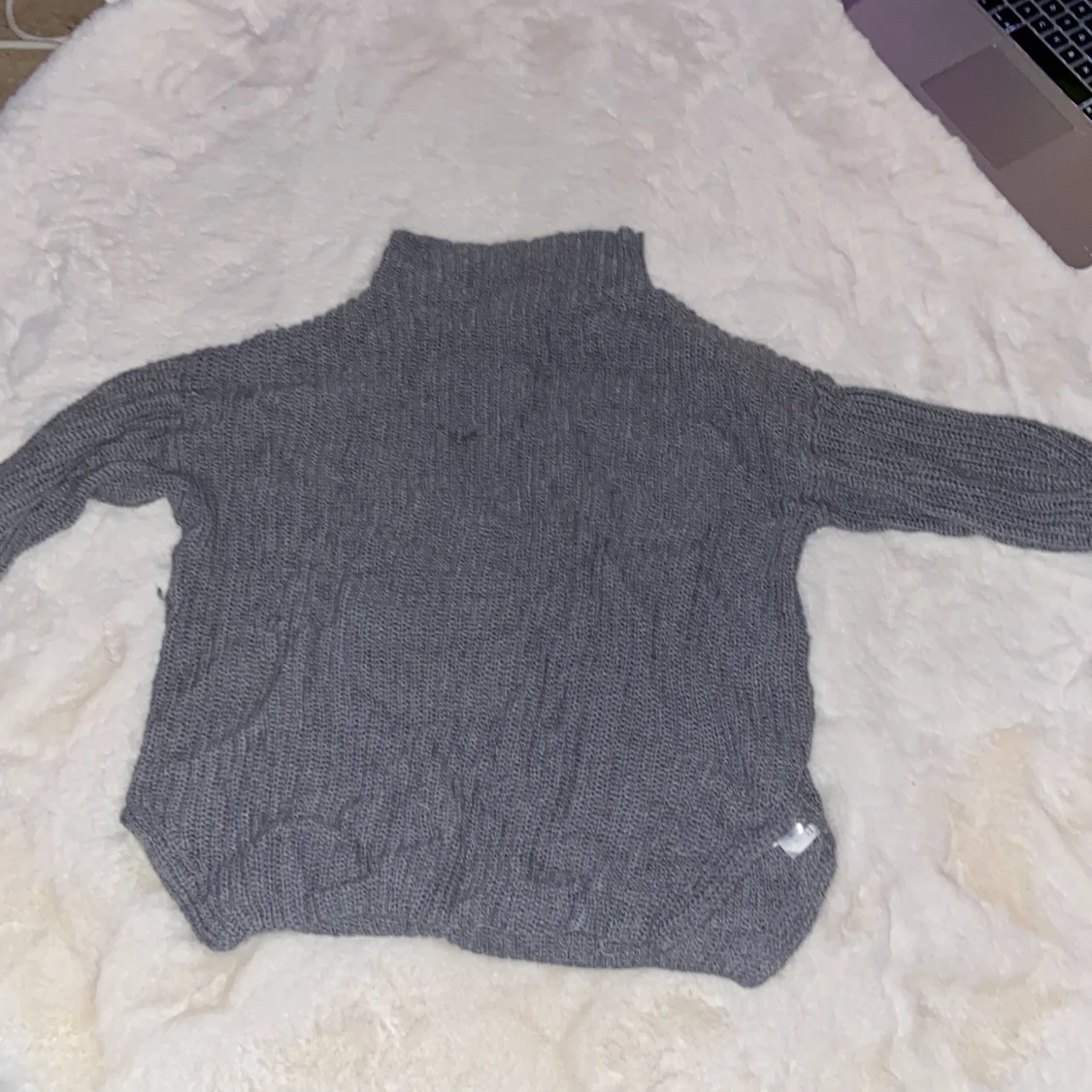 Grå höghalsad stickad tröja