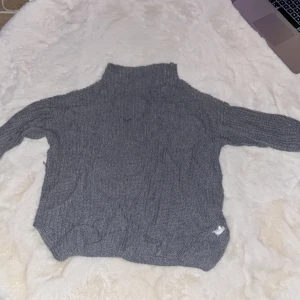 Grå höghalsad stickad tröja - 51 cm lång, stickad höghalsad tröja, lite stiten