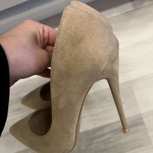 Beige klackar  - Mocka stiletto beige. Storlek 38