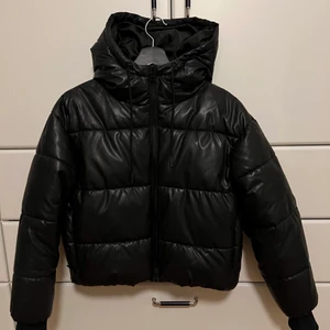 Svart täckjacka monki  - Säljer min jacka från monki. Använd fåtal gånger. Storlek xxs pufferjacka. 900 kr nypris. Köpare står för frakt. 