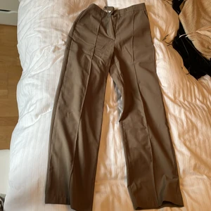 Kostymbyxor  - Bruna kostymbyxor i gott skick. Säljer pga för liten storlek