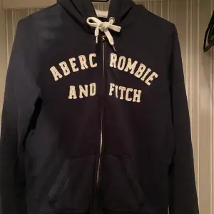 Abercrombie and fitch zip hoodie size M, men passer en S veldig fint. nesten ikke brukt så ingen bruksmerker☺️