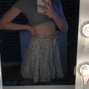 Kjol från SHEIN  - Jätte fin kjol från SHEIN. 