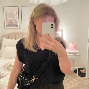 Stickad tröja från Gina tricot💕 - Säljer populär stickad tröja från Gina tricot pga kommer ej till användning. Använt den Max 2 gånger. Slutsåld på hemsida. Storlek XS! Köpte för 359kr. Tjockt material och passar till det mesta🤍🤍🤍