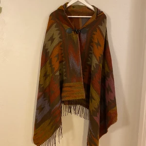 Poncho med huva - mysig och fin poncho med huva som tyvärr inte kommer till användning. Den är sååå skön!