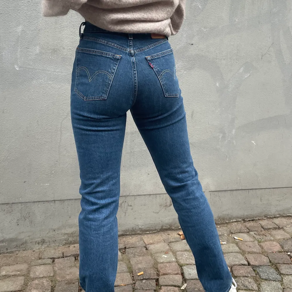 Skitsnygga Levis jeans i straightleg midwaist!! NYSKICK. Så bekväma😍😍😍 Waist: 75 cm Innerbenslängd: 77 cm. Jeans & Byxor.