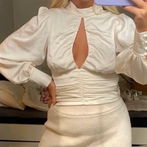 Blus - Super fin blus, tyvärr för liten för mig. Jag är normalt en M så denna passar mer S. Lånade bilder💕