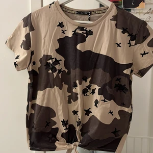 Camouflage t-shirt/top som M  - Oanvänd, köpt utomlands, står storlek XL i den men tycker den är typ som en M. Jag brukar ha XS/S och den sitter bra på mig