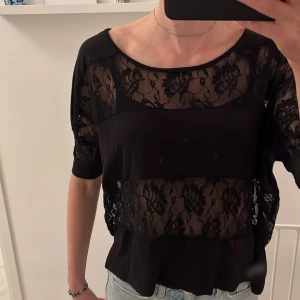 T-shirt med spets, S - T-shirt med spets från Vero Moda, storlek S, bara använt några gånger