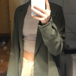 Blazer - Säljer den här jättesnygga gröna blazern som är använd endast en gång och har lappen kvar! nypris ca 600kr 💕 jag står för frakten !