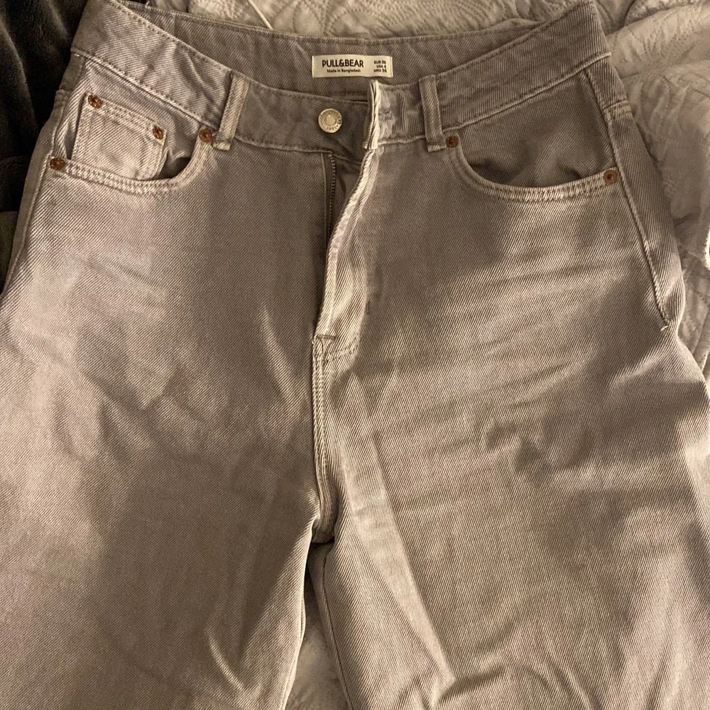 ett par helt nya pull&bear jeans i storlek 36, använd 1-2 gånger. -Säljer just för dom är aningen för korta på mig som är 1.80 men annars skiiit snygga jeans!!. Jeans & Byxor.