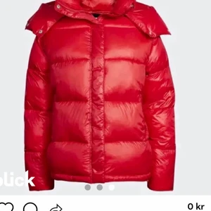 Bikbok jacka  - Säljer nu min supermysiga bikbok jacka i storlek M. Den är varm och skön. Har en ny jacka så denna kommer inte till så mycket användning. Den passar bra på mig som är 165. Buda från 500kr eller köp direkt för 800kr. skriv för fler bilder☺️☺️ (De två första bilderna är lånade)