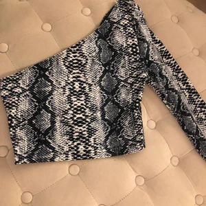 Topp - Använt den max 1 gång. Köpt från Shein. Frakt betalas av köparen.